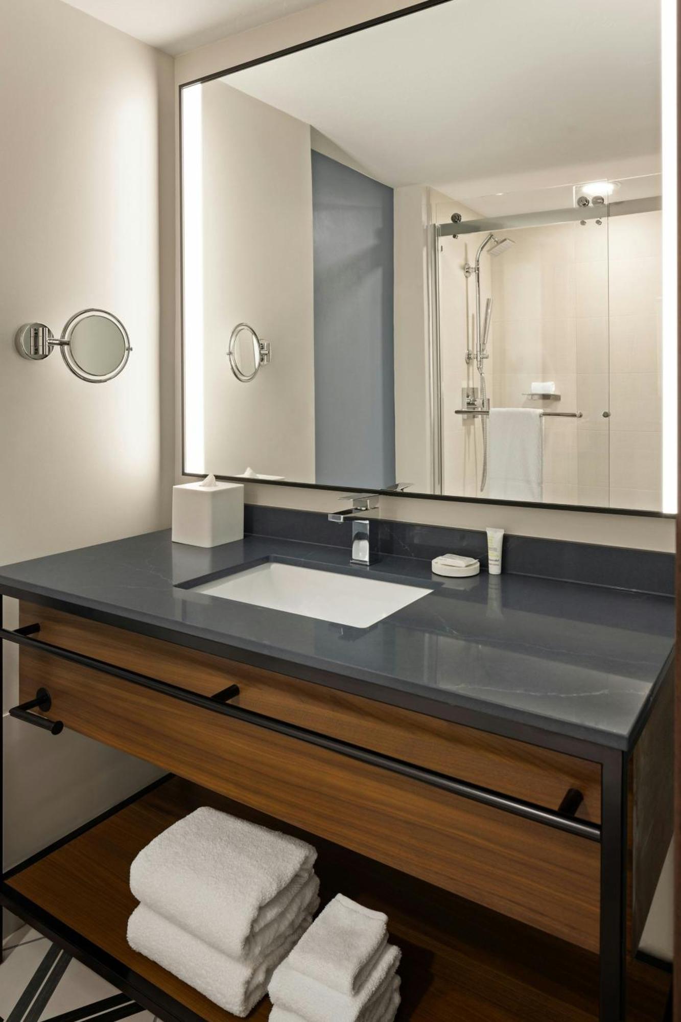 Oshkosh Marriott Waterfront Hotel & Convention Center Extérieur photo