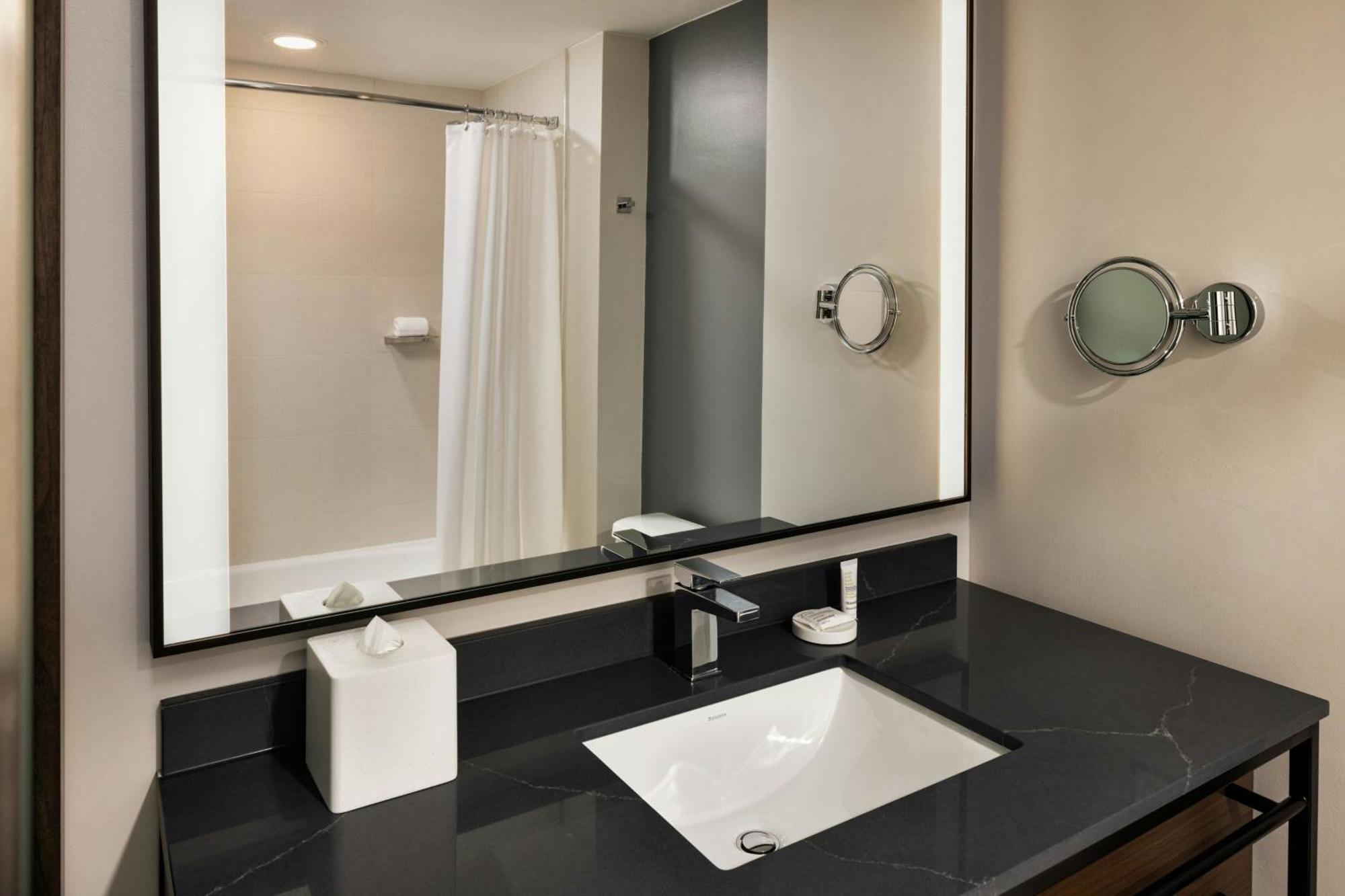 Oshkosh Marriott Waterfront Hotel & Convention Center Extérieur photo