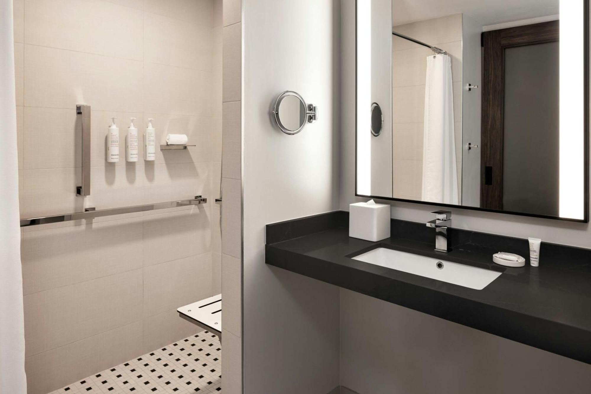 Oshkosh Marriott Waterfront Hotel & Convention Center Extérieur photo
