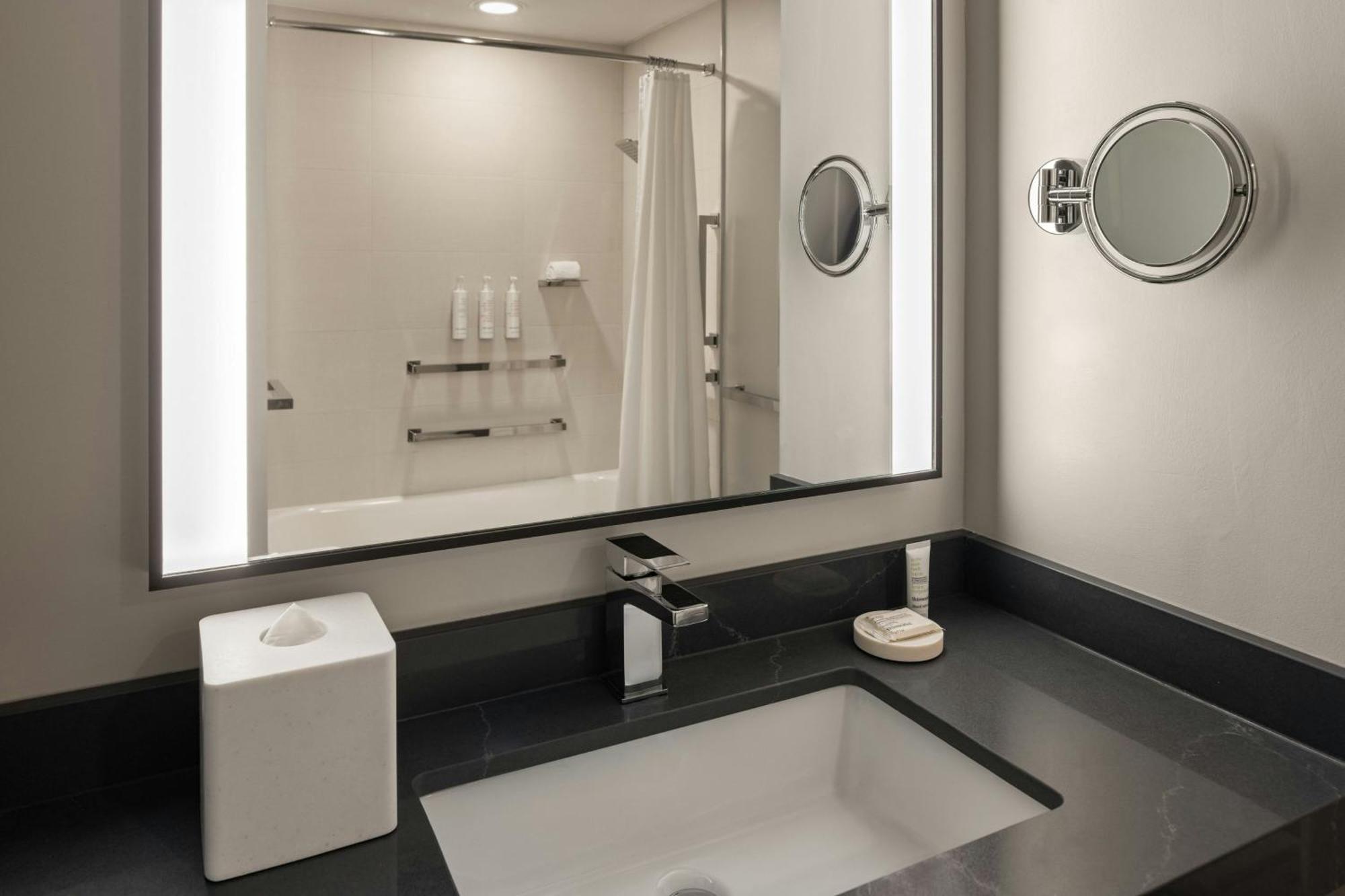 Oshkosh Marriott Waterfront Hotel & Convention Center Extérieur photo